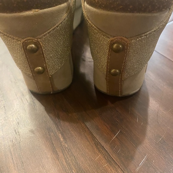 OTBT-Wedge Sandal-Gold-Size 7.5 or 8(Size not on sandals) - Picture 4 of 7